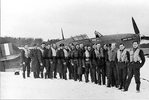 Pilots 257 Burma Sqn, Earl is 6th from left.